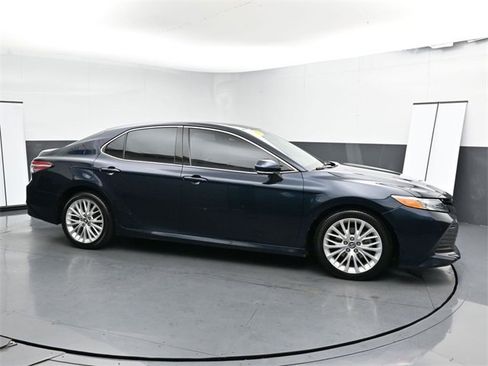 Used 2018 Toyota Camry L image 9