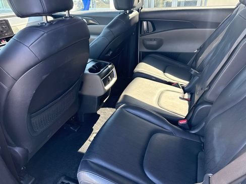 Used 2025 Kia Carnival FWD image 27