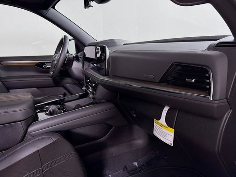 New 2026 Chevrolet Suburban High Country image 32