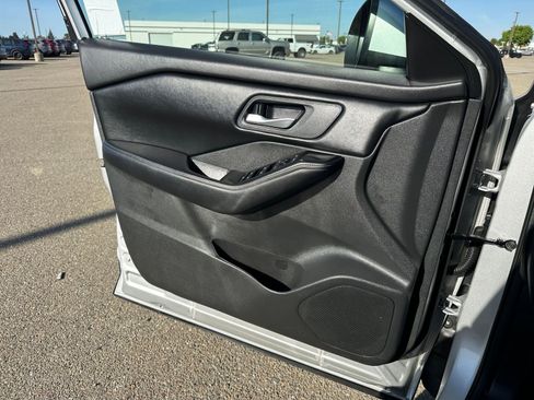 Used 2025 Nissan Rogue SV image 18