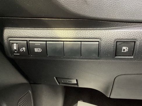 Used 2025 Toyota Corolla LE image 20