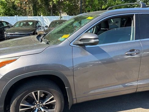 Used 2016 Toyota Highlander XLE AWD/4WD image 2