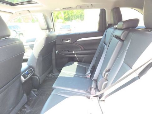 Used 2016 Toyota Highlander XLE AWD/4WD image 19