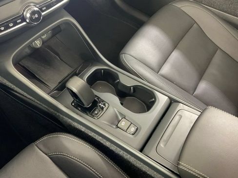 Certified 2025 Volvo XC40 B5 Core AWD/4WD image 11