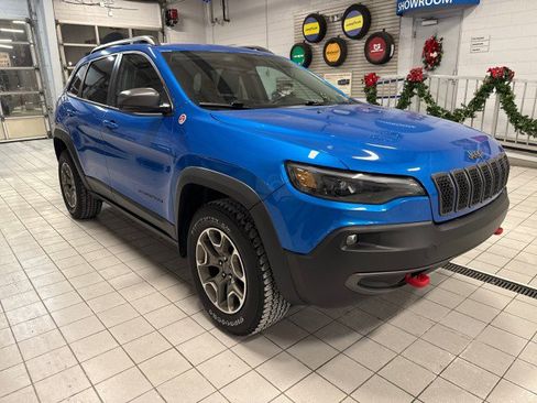 Used 2020 Jeep Cherokee Trailhawk w/ Cold Weather Group AWD/4WD image 2