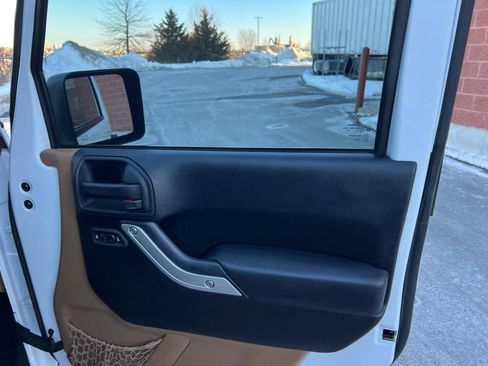 Used 2014 Jeep Wrangler Unlimited Sahara w/ Connectivity Group image 17