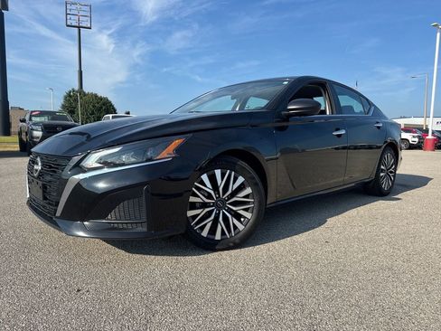 Used 2025 Nissan Altima 2.5 SV FWD image 1