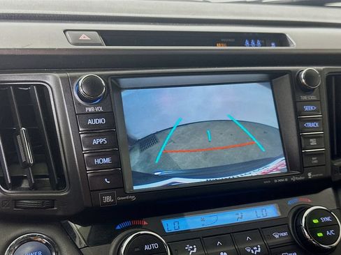 Used 2018 Toyota RAV4 SE AWD/4WD image 10