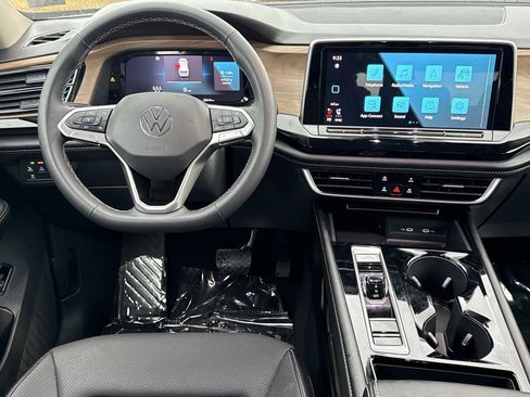 Used 2024 Volkswagen Atlas SE image 2