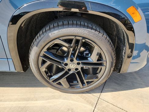 New 2026 Volkswagen Tiguan SE R-Line FWD image 9