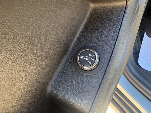 Used 2023 Chevrolet Traverse LT FWD image 15