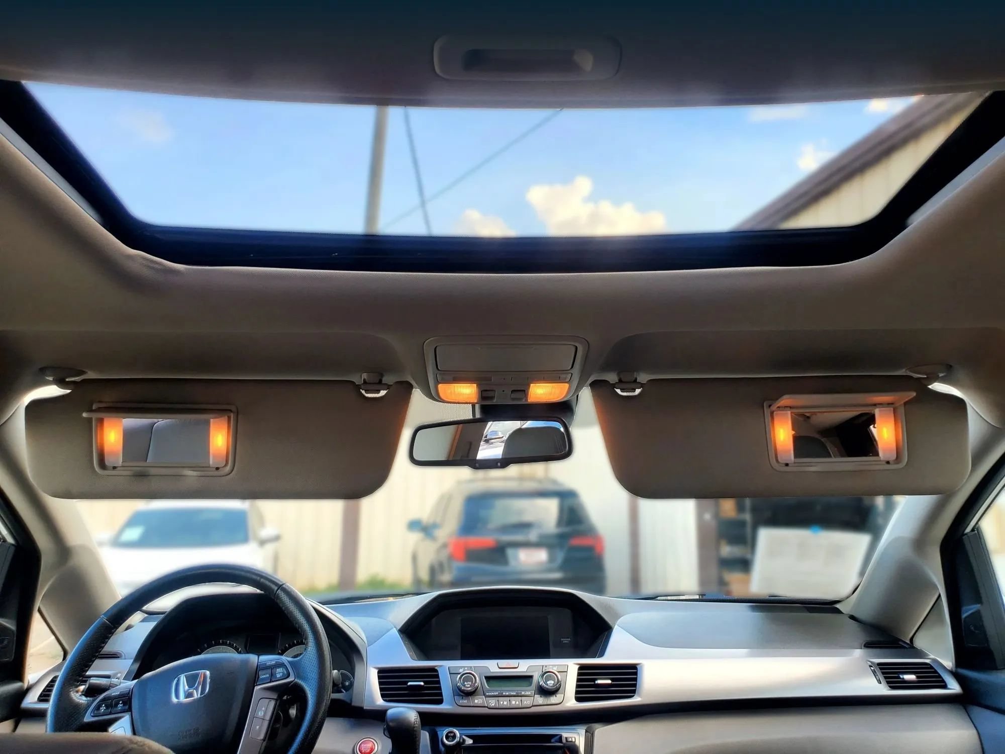 Used 2015 Honda Odyssey Touring Elite image 2