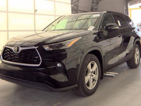 Used 2022 Toyota Highlander LE AWD/4WD image 4