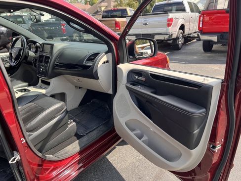Used 2017 Dodge Grand Caravan SXT w/ Driver Convenience Group FWD image 26