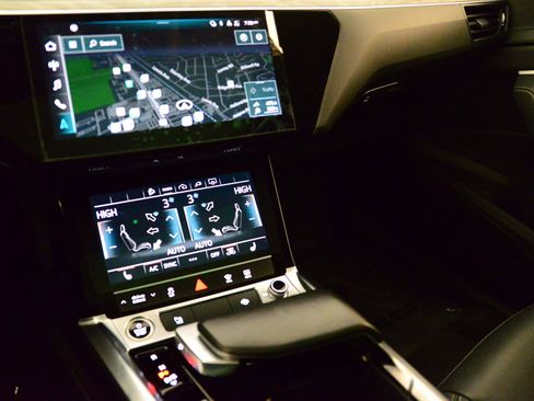 Certified 2021 Audi e-tron Premium image 28