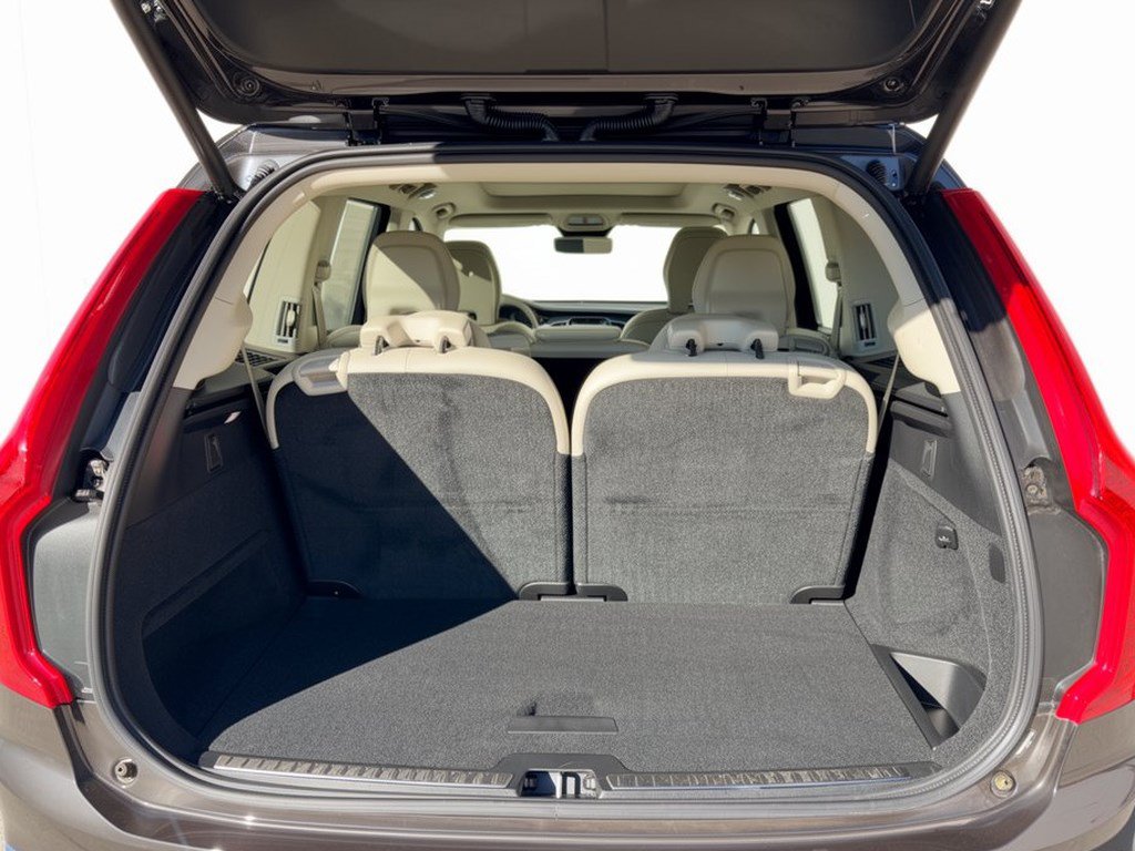 Certified 2025 Volvo XC90 T8 Ultra w/ Lounge Package AWD/4WD image 28