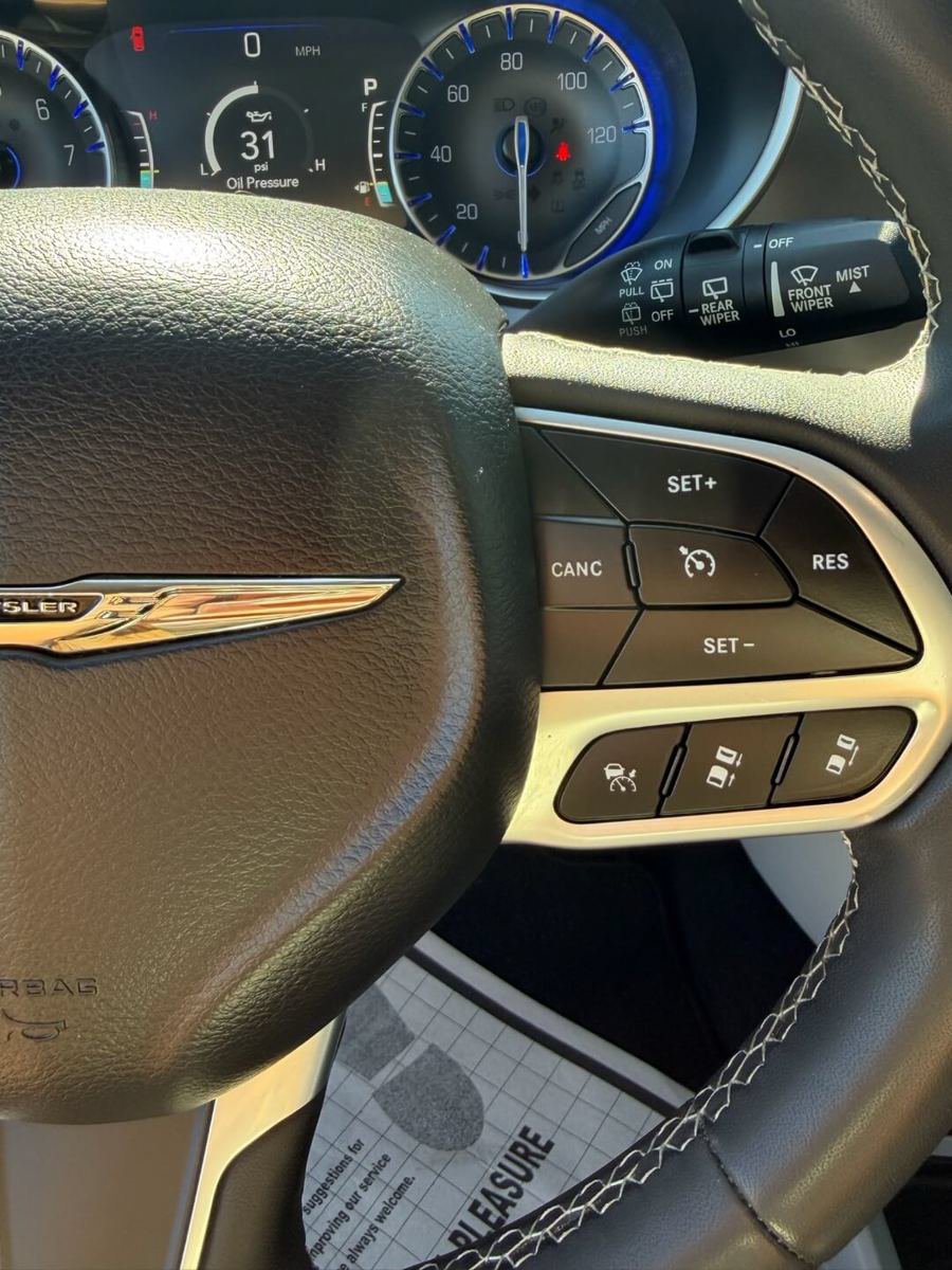 Used 2023 Chrysler Pacifica Touring-L FWD image 13