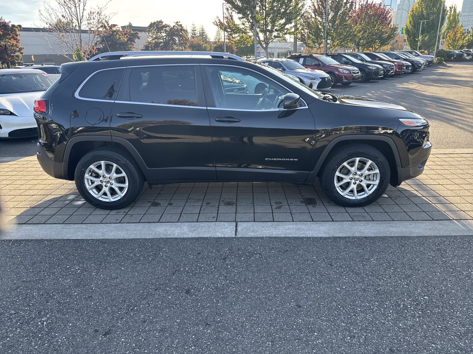 Used 2017 Jeep Cherokee Latitude w/ Comfort/Convenience Group AWD/4WD image 4