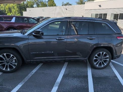 Used 2023 Jeep Grand Cherokee Overland w/ Luxury Tech Group IV AWD/4WD image 4