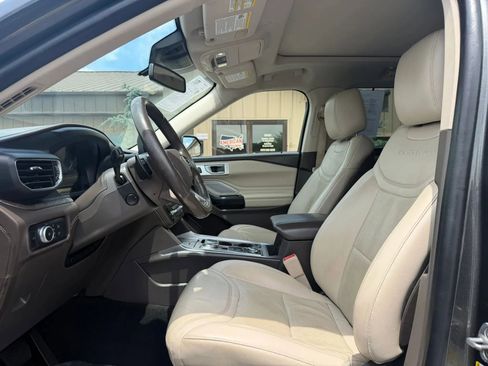 Used 2020 Ford Explorer Platinum w/ Premium Technology Package AWD/4WD image 16