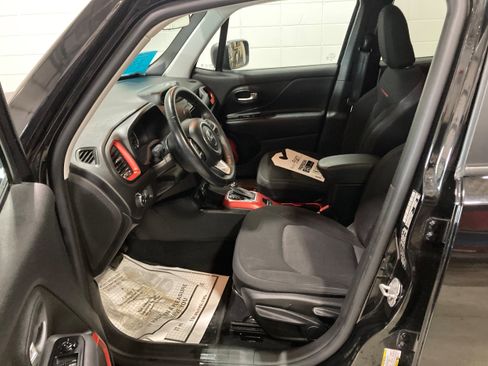 Used 2019 Jeep Renegade Trailhawk w/ Cold Weather Group II AWD/4WD image 18