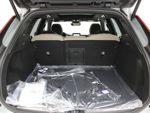 New 2026 Volvo XC60 B5 Plus w/ Protection Package Premier AWD/4WD image 31