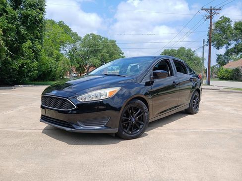 Used 2018 Ford Focus SE FWD image 2