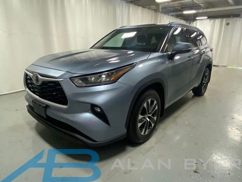 Used 2020 Toyota Highlander XLE AWD/4WD image 1