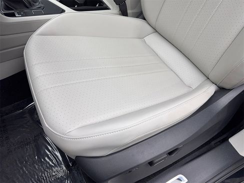 Used 2024 Volkswagen Tiguan SE R-Line image 27