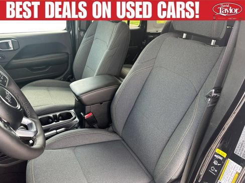 Used 2025 Jeep Wrangler Unlimited Sahara AWD/4WD image 11