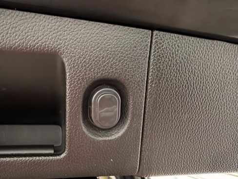 Used 2017 GMC Yukon XL SLT AWD/4WD image 32
