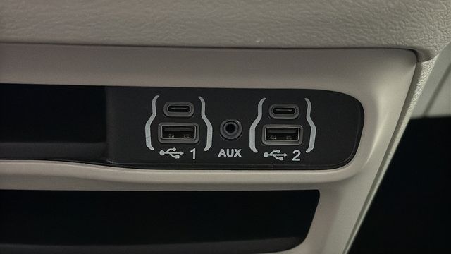 Used 2024 Chrysler Pacifica Touring-L FWD image 32