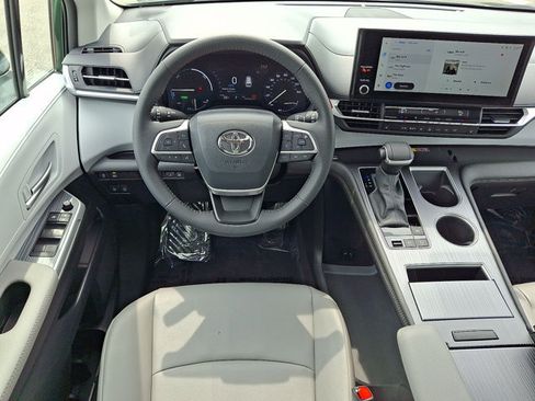 Certified 2025 Toyota Sienna XLE FWD image 22