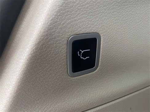 Used 2023 Chrysler Pacifica Touring-L image 24