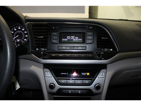 Used 2017 Hyundai Elantra SE image 26
