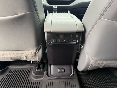 Used 2021 Toyota Highlander XLE image 13