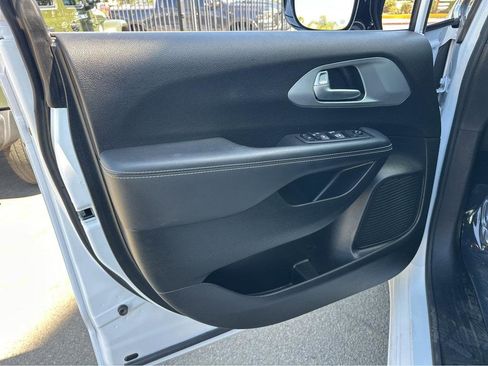 Used 2024 Chrysler Pacifica Touring image 15