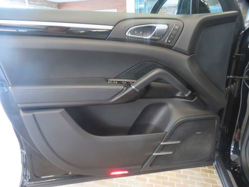 Used 2016 Porsche Cayenne AWD/4WD image 13