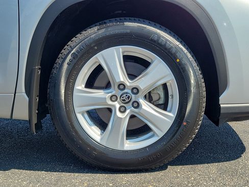 Used 2024 Toyota Highlander LE image 5