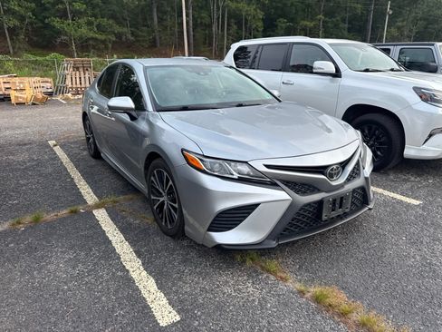 Used 2019 Toyota Camry SE w/ Convenience Package FWD image 3