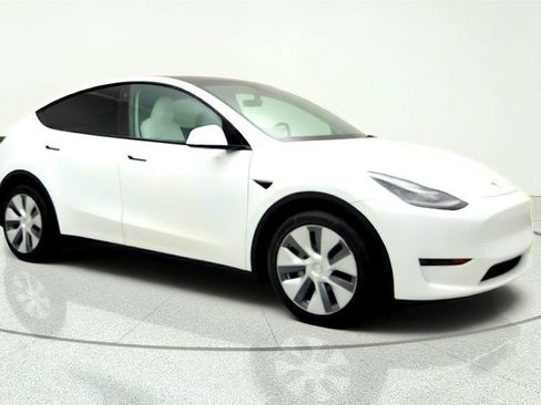 Used 2023 Tesla Model Y AWD image 3