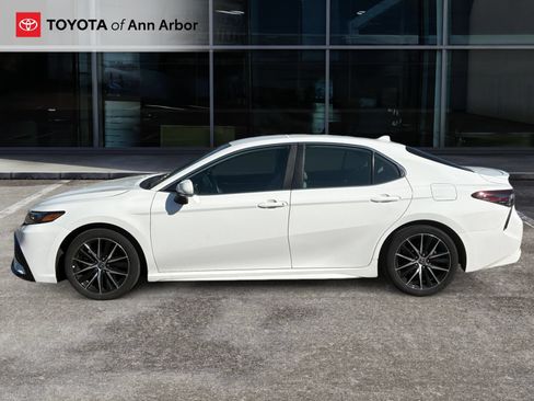 Used 2024 Toyota Camry SE FWD image 3
