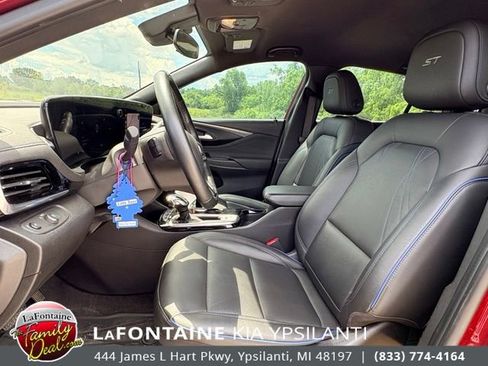 Used 2024 Buick Envista Sport Touring w/ Convenience I Package FWD image 9