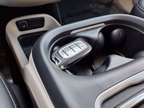 Used 2024 Chrysler Pacifica Touring-L image 14