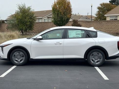 New 2025 Kia K4 LX image 10