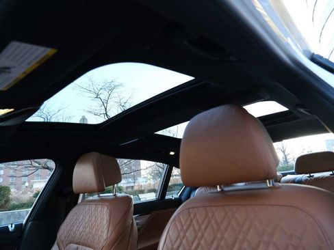 Used 2020 BMW 750i xDrive w/ Executive Package image 40