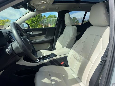 Used 2024 Volvo XC40 B5 Plus AWD/4WD image 7