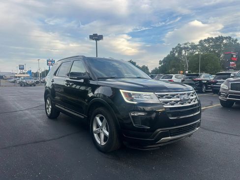 Used 2018 Ford Explorer XLT w/ Equipment Group 202A FWD image 3