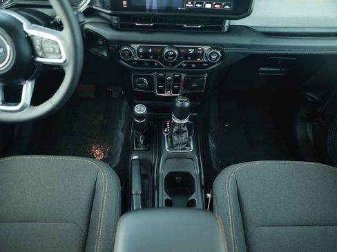 Used 2025 Jeep Wrangler Unlimited Sahara w/ Safety Group AWD/4WD image 31