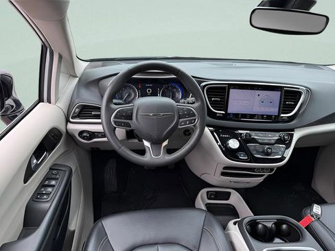 Used 2024 Chrysler Pacifica Touring-L FWD image 6